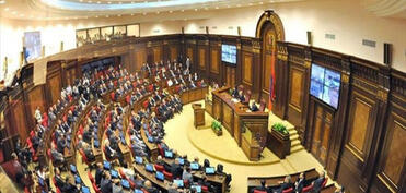 Ermənistan parlamentində qarşıdurma olub, Paşinyanın partiyadaşına butılka atılıb