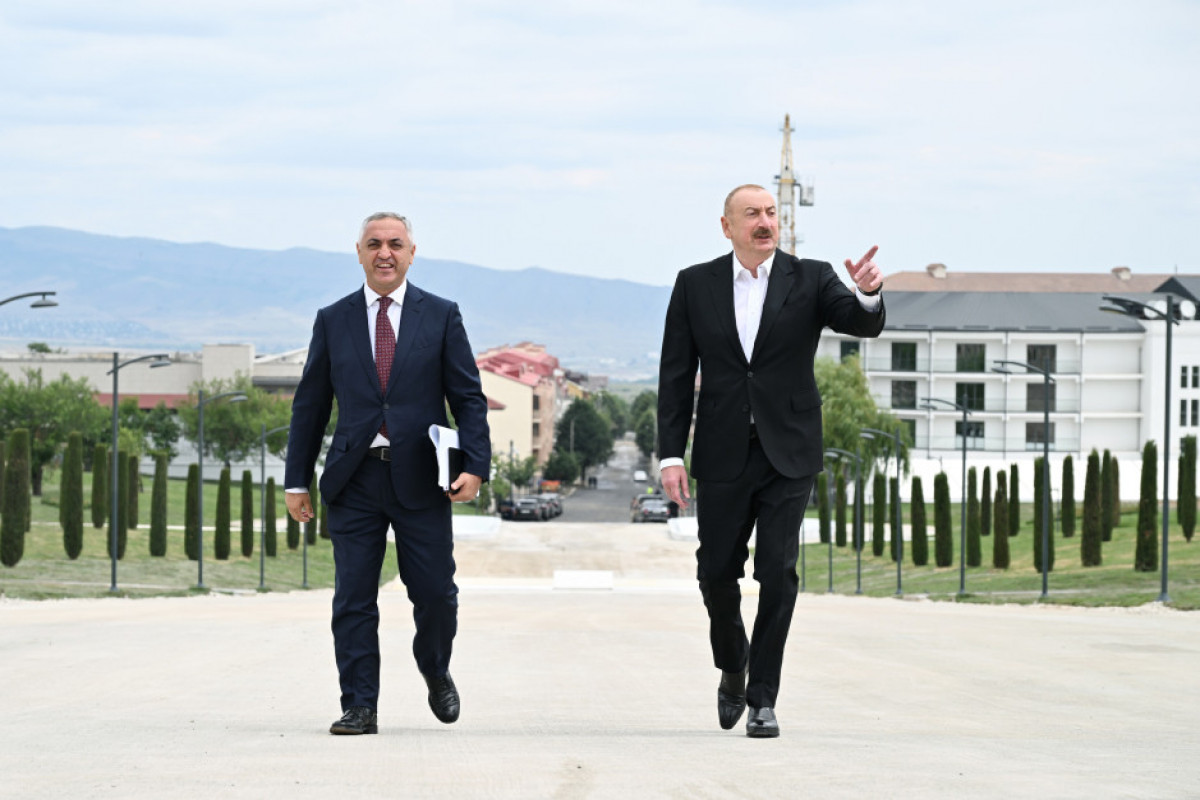 Prezident İlham Əliyev Xankəndidə Zəfər parkında görülən tikinti işləri ilə tanış olub