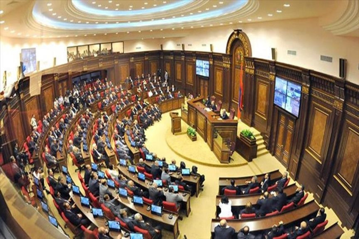 Ermənistan parlamentində qarşıdurma olub, Paşinyanın partiyadaşına butılka atılıb