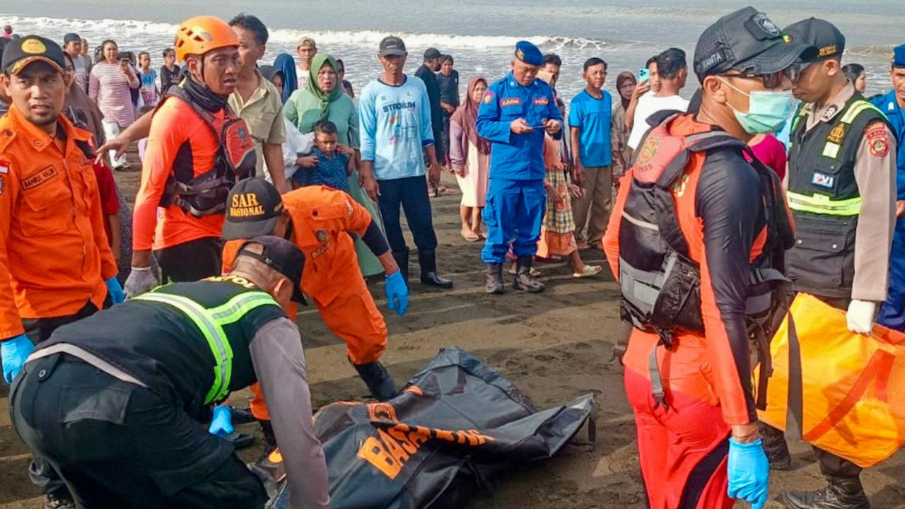 İndoneziya'da batan bərə: 38 nəfər itkin düşüb