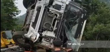 Laçında yük maşını dərəyə aşıb - FOTO