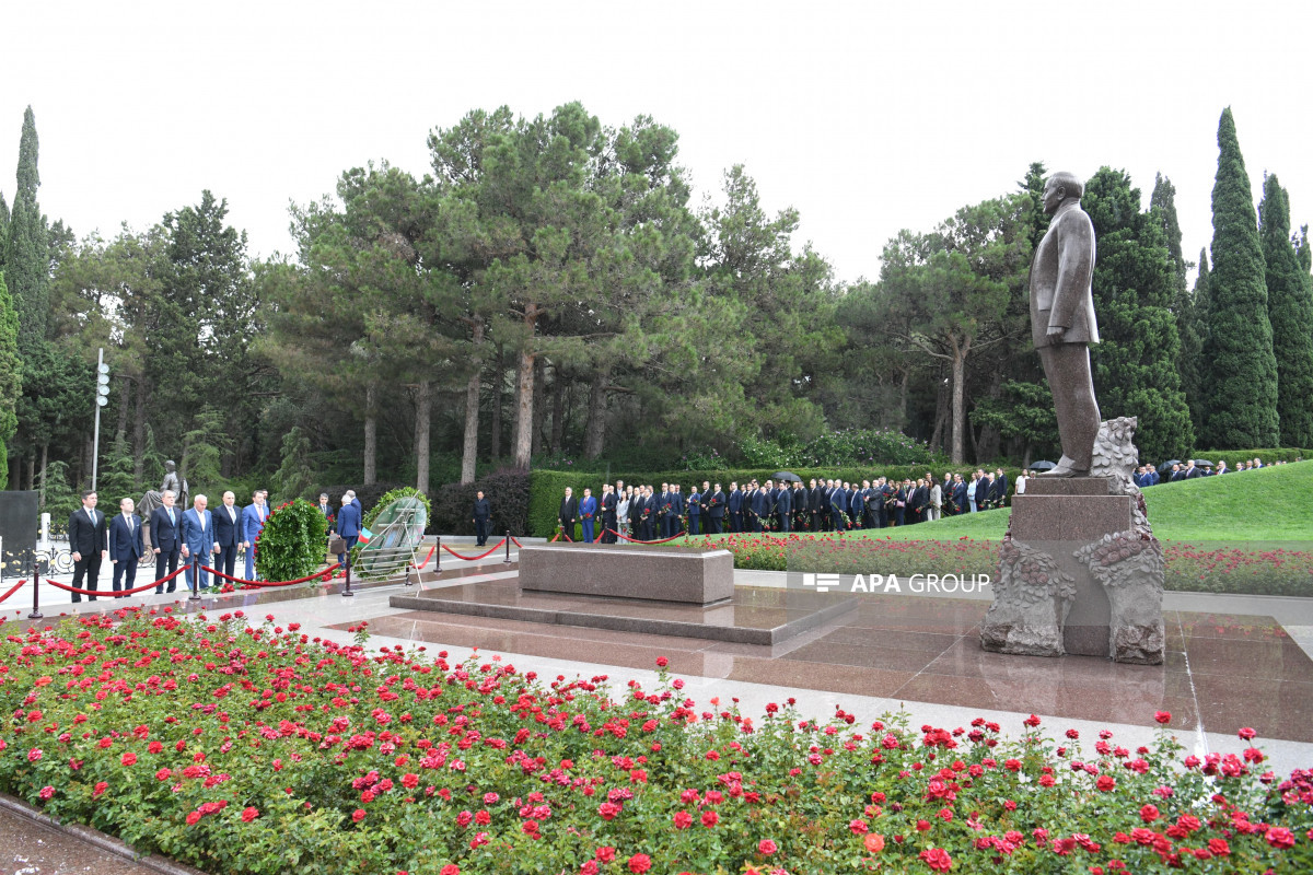XİN rəhbərliyi Fəxri və Şəhidlər xiyabanlarını ziyarət edib - FOTO
