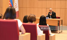Nazir məktəblərdə rus bölmələrinin bağlanması məsələsinə münasibət bildirib