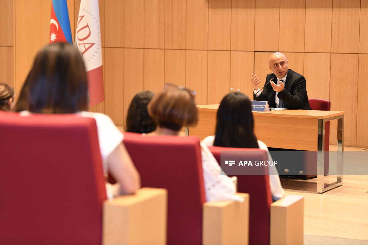 Nazir məktəblərdə rus bölmələrinin bağlanması məsələsinə münasibət bildirib