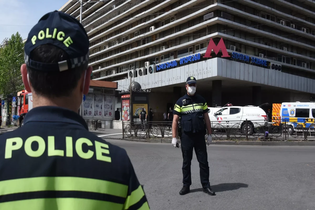 Tbilisidə “Vağzal meydanı”nda qəzalı bina uçub, ölən var