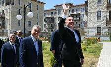 Prezident və Qurbanqulu Berdiməhəmmədov Şuşada inşa edilmiş birinci yaşayış kompleksində olublar