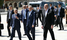 Prezident və Qurbanqulu Berdiməhəmmədov Natəvan, Bülbül və Üzeyir Hacıbəylinin güllələnmiş heykəllərinə baxıb