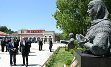 Prezident və Qurbanqulu Berdiməhəmmədov Natəvan, Bülbül və Üzeyir Hacıbəylinin güllələnmiş heykəllərinə baxıb