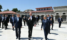 Prezident və Qurbanqulu Berdiməhəmmədov Natəvan, Bülbül və Üzeyir Hacıbəylinin güllələnmiş heykəllərinə baxıb