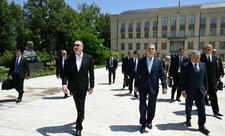 Prezident və Qurbanqulu Berdiməhəmmədov Natəvan, Bülbül və Üzeyir Hacıbəylinin güllələnmiş heykəllərinə baxıb