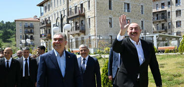 Prezident və Qurbanqulu Berdiməhəmmədov Şuşada inşa edilmiş birinci yaşayış kompleksində olublar
