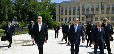 Prezident və Qurbanqulu Berdiməhəmmədov Natəvan, Bülbül və Üzeyir Hacıbəylinin güllələnmiş heykəllərinə baxıb