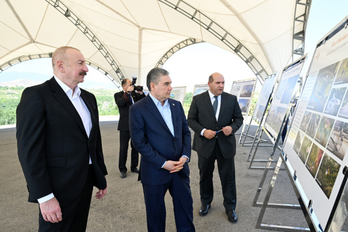 Prezident və Qurbanqulu Berdiməhəmmədov Füzuli şəhərinin dağıdılmış yerlərinə baxıblar