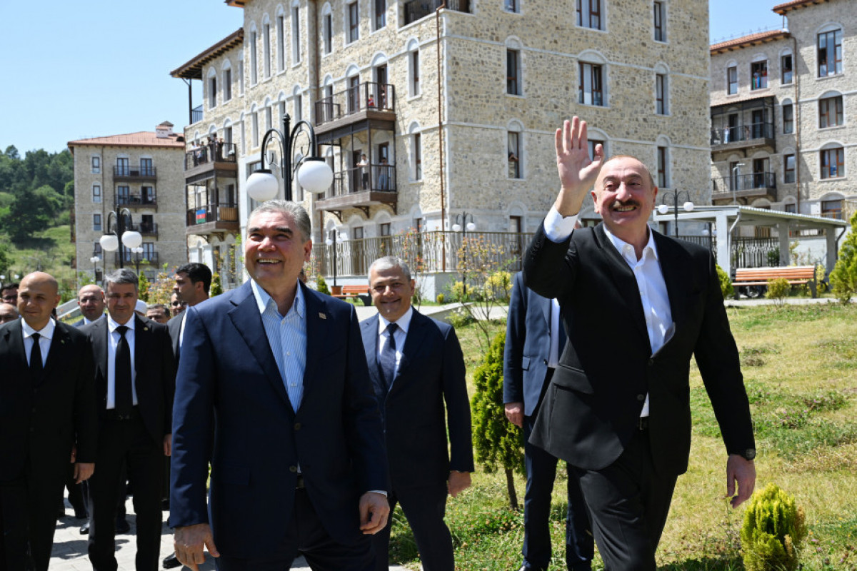Prezident və Qurbanqulu Berdiməhəmmədov Şuşada inşa edilmiş birinci yaşayış kompleksində olublar