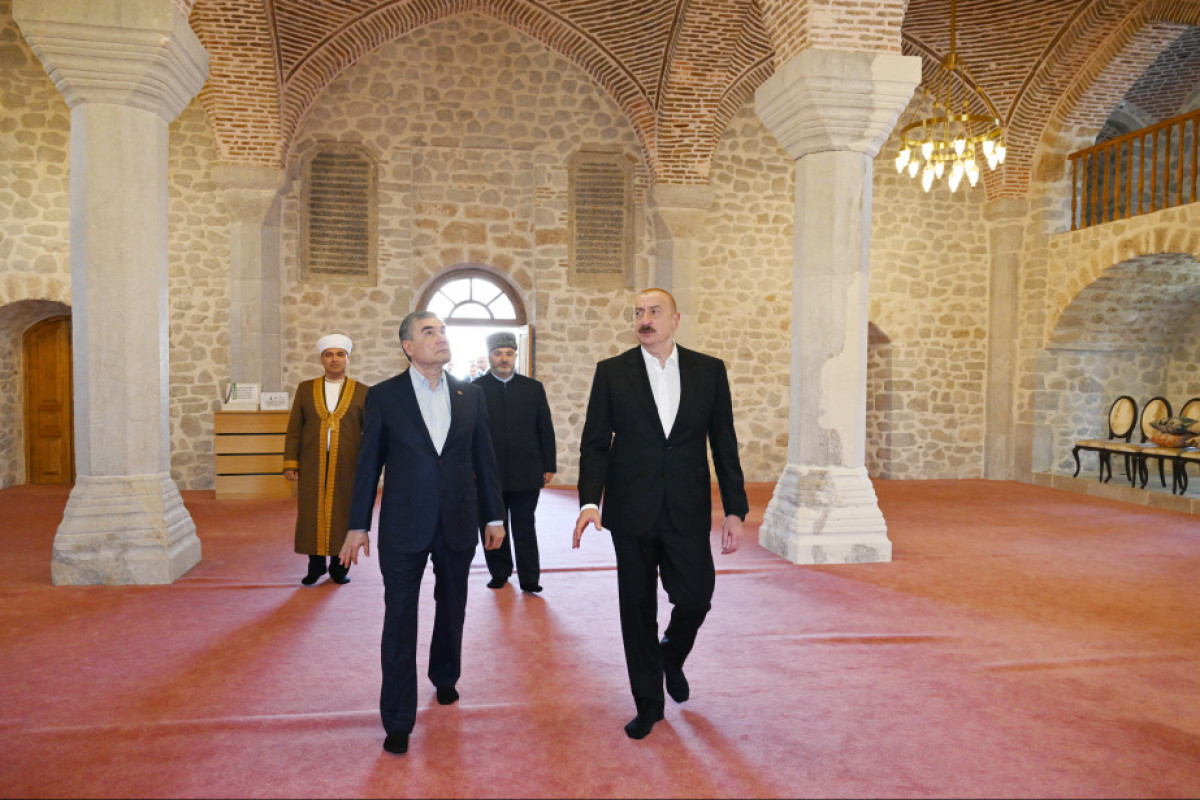 Prezident və Qurbanqulu Berdiməhəmmədov Şuşada Yuxarı Gövhər Ağa məscidini ziyarət ediblər