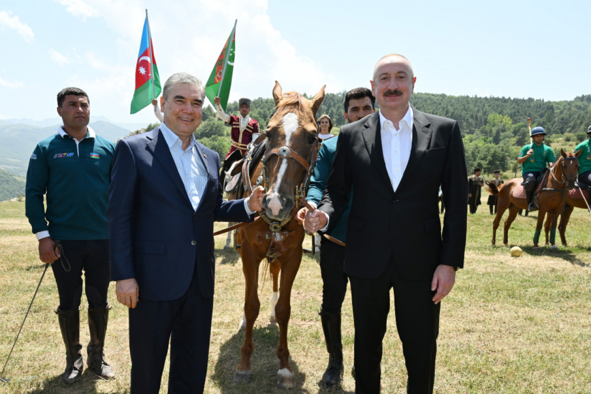 Qurbanqulu Berdiməhəmmədova Cıdır düzündə “Dostluq” adlı Qarabağ atı hədiyyə edilib