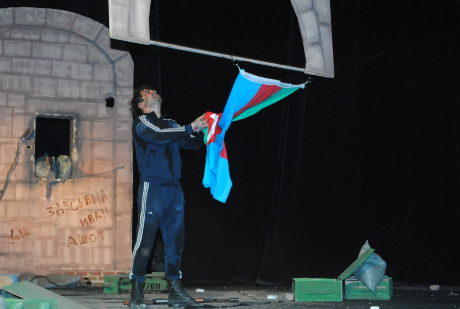 Sumqayıt Teatrında “Ölməz” tamaşasına ictimai baxış keçirilib