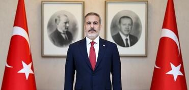 Hakan Fidan “IDEF 2025”də Azərbaycan stendi ilə tanış olub