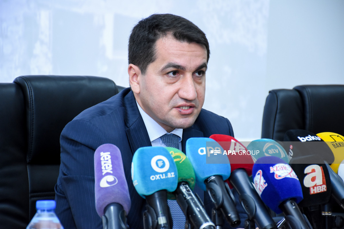 Hikmət Hacıyev: Azərbaycan Rusiyadan AZAL-ın təyyarəsinin qəzaya uğraması ilə bağlı məsuliyyəti üzərinə götürməsini gözləyir