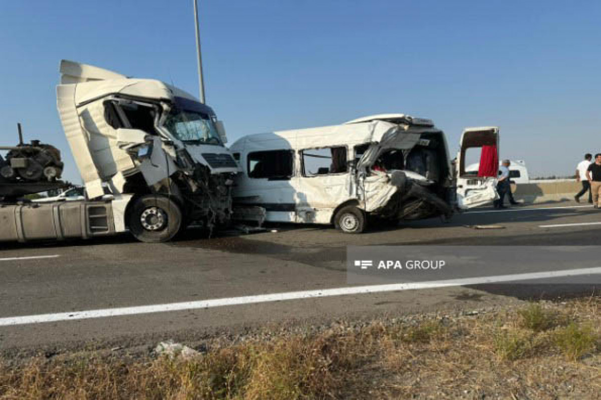 Şəmkirdə mikroavtobus yük avtomobili ilə toqquşub