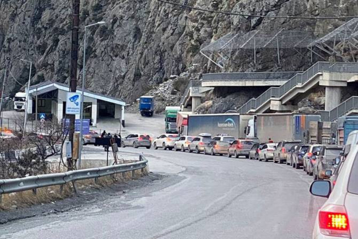 "Yuxarı Lars" bütün nəqliyyat vasitələri üçün bağlanıb