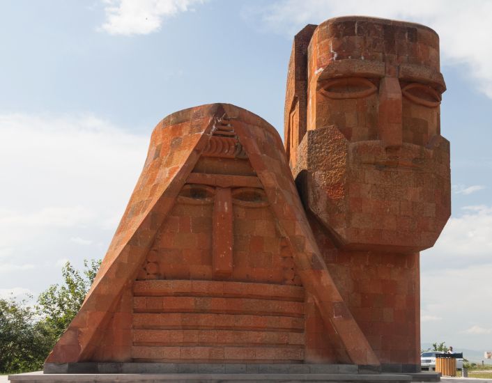 “Erməni separatizminin simvoluna çevrilmiş abidə sökülməlidir”