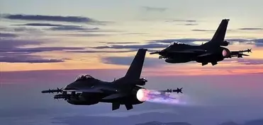 Qırıcı təyyarə okeana düşüb: Pilot sağ qalıb