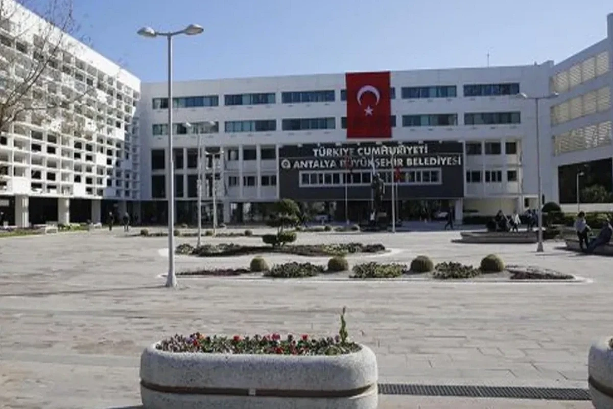 Antalya Böyükşəhər bələdiyyəsində əməliyyat keçirilib, 17 nəfər həbs olunub