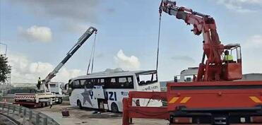 Türkiyədə sərnişin avtobusunun maneələrə çırpılması nəticəsində 3 nəfər ölüb