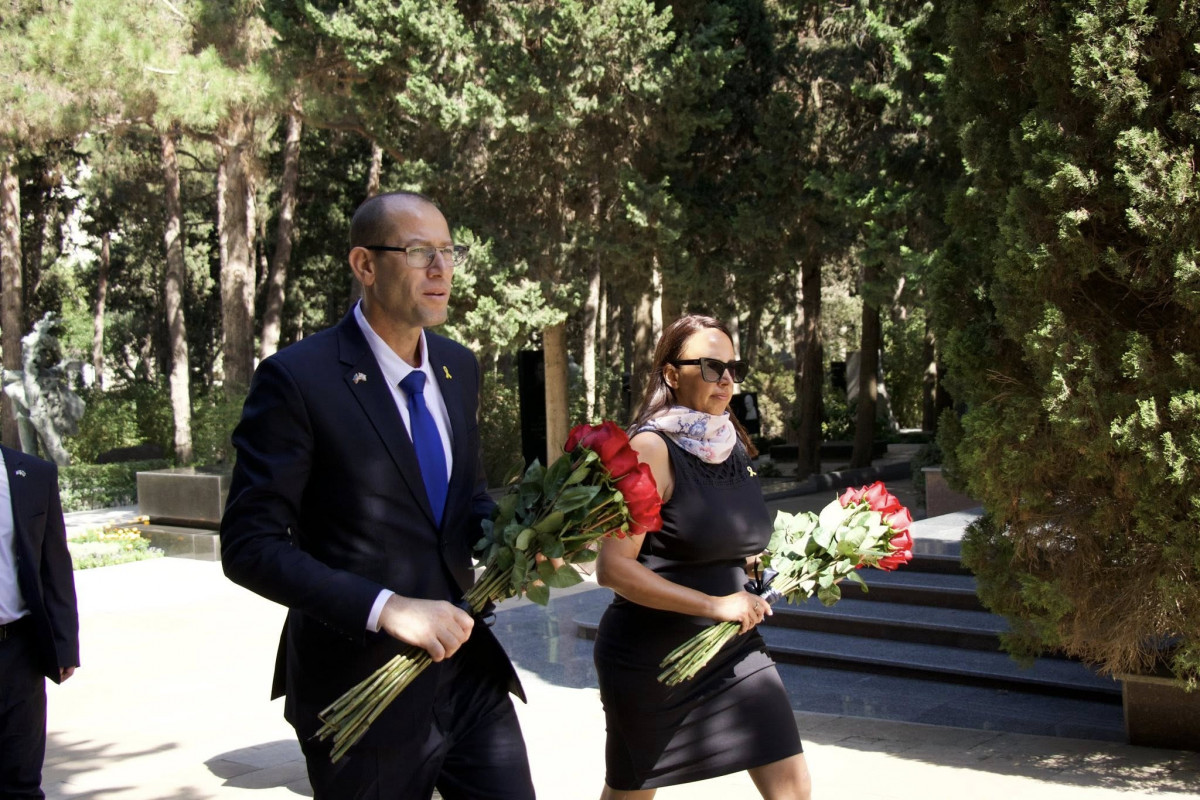 İsrailin Azərbaycandakı yeni səfiri Fəxri və Şəhidlər xiyabanlarını ziyarət edib
