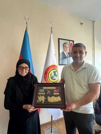 Şəhid Tural Əhlimanlının anası Nəzakət xanım şəhid ailələri  təşkilatını ziyarət edib