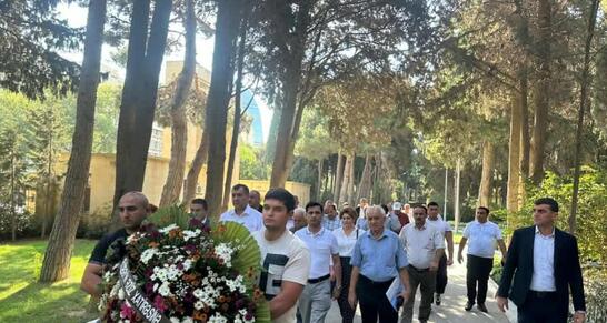 ƏHD Partiyasının rəhbərliyi Əbülfəz Elçibəyin məzarını ziyarət edib