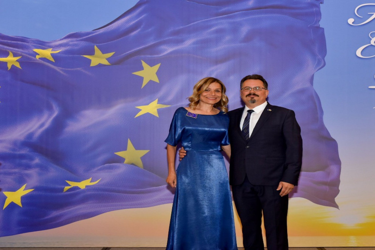 Azərbaycanda diplomatik fəaliyyəti müddəti bitən Peter Mixalko Aİ nümayəndəliyi əməkdaşları ilə vidalaşıb
