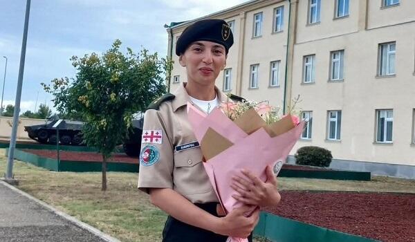 Впервые азербайджанка получила офицерское звание в Грузии