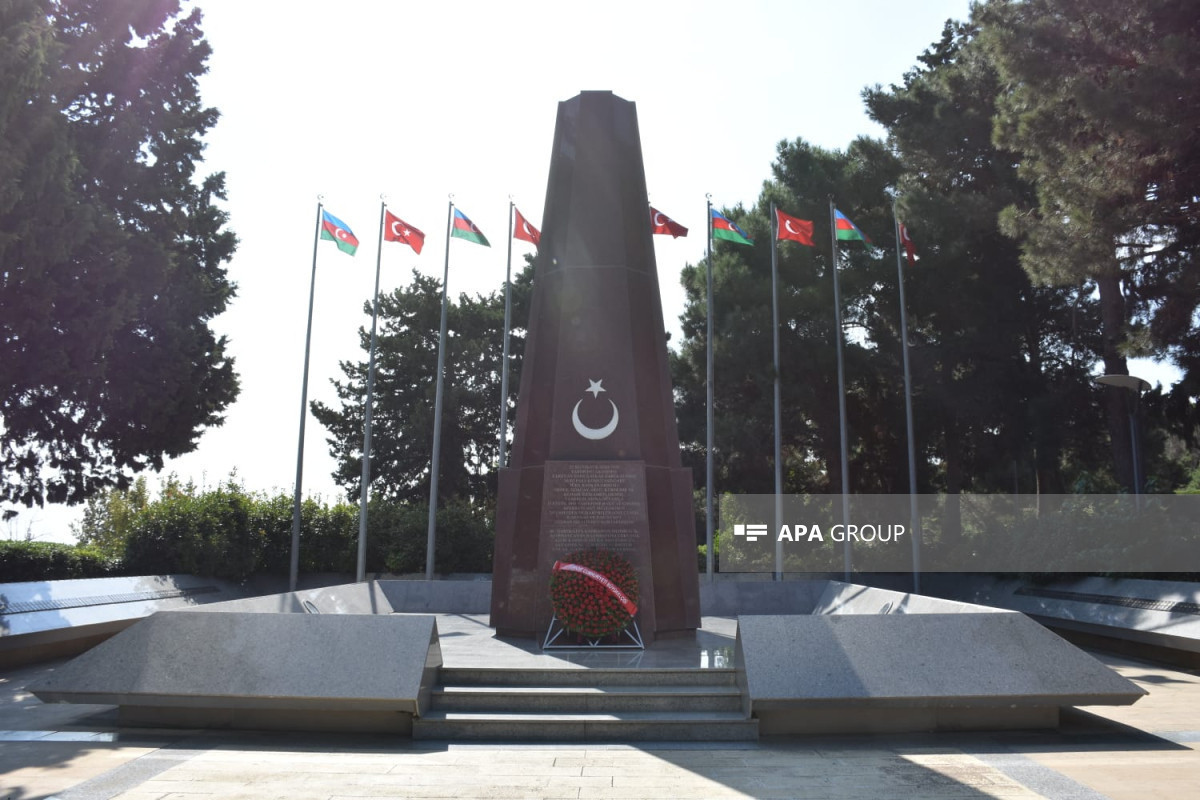 Türkiyənin Zəfər Bayramı münasibətilə Bakıda Türk şəhidliyi ziyarət edilib