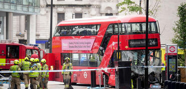 Londonda iki mərtəbəli avtobus piyadaların üzərinə sürülüb, 15 nəfər yaralanıb - YENİLƏNİB