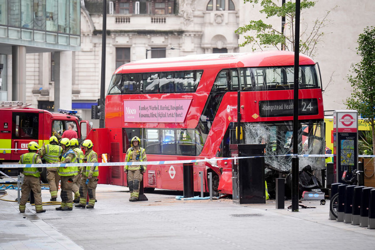 Londonda iki mərtəbəli avtobus piyadaların üzərinə sürülüb, 15 nəfər yaralanıb - YENİLƏNİB