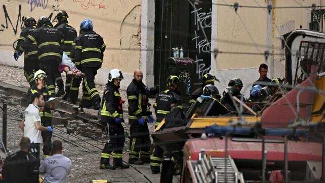 Portuqaliyada tramvayın relsdən çıxdığı qəzada 15 nəfər ölüb, 18 nəfər yaralanıb