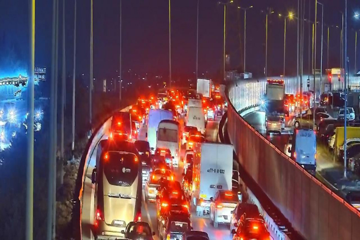 Qəza səbəbilə Bakı-Sumqayıt şosesi istiqamətində sıxlıq yaranıb - FOTO