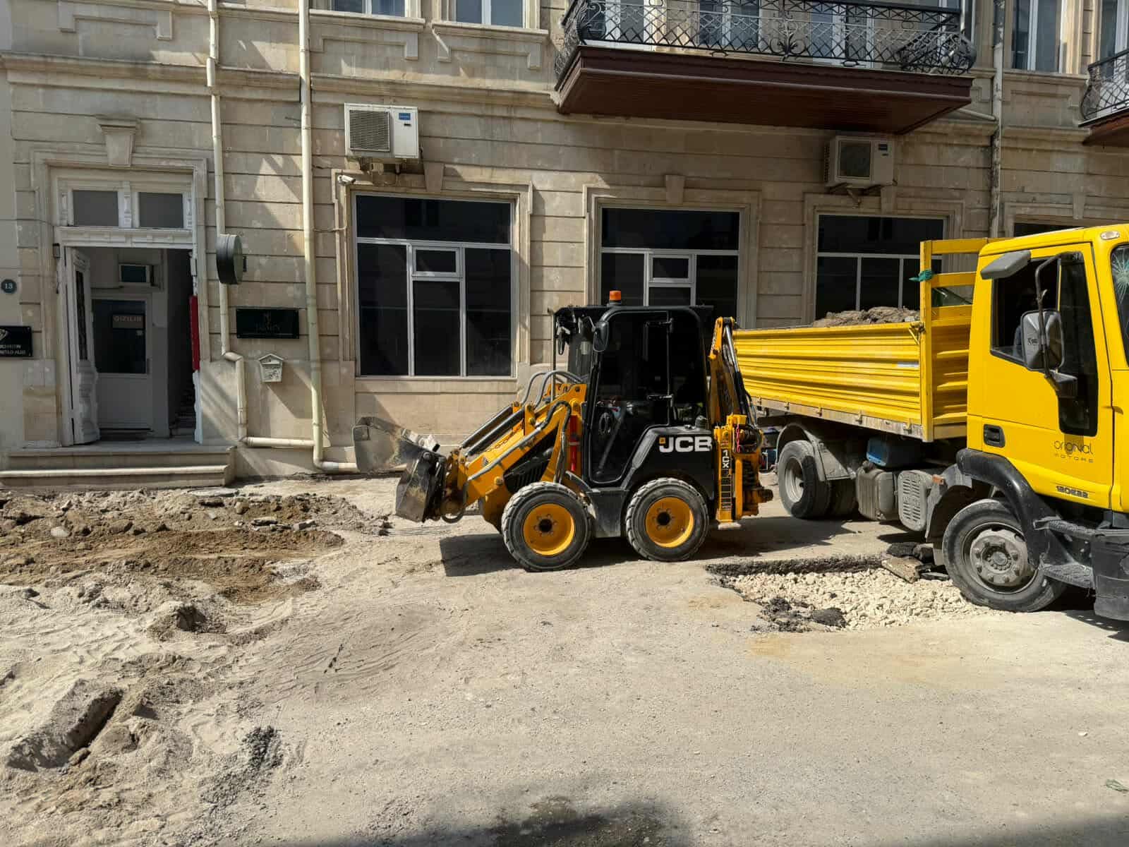 Bakı şəhərində piyada zonalarının yaradılması və geniş abadlıq-quruculuq işləri davam etdirilir