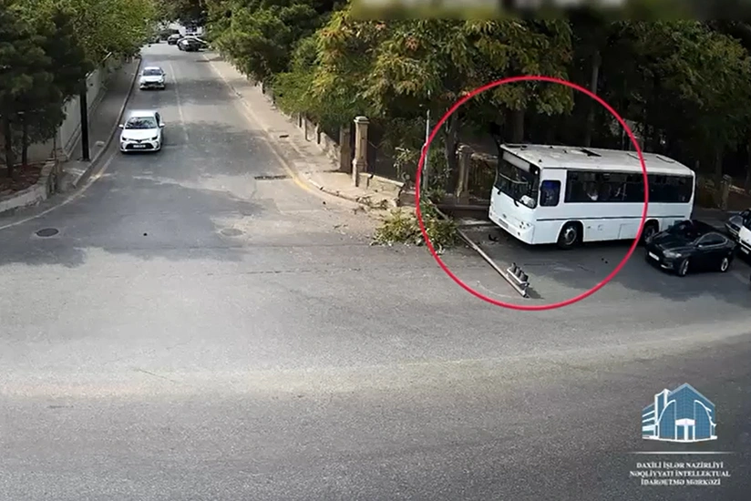 Bakıda sürücü diqqətsizliyi işıqforun yararsız vəziyyətə düşməsinə səbəb olub