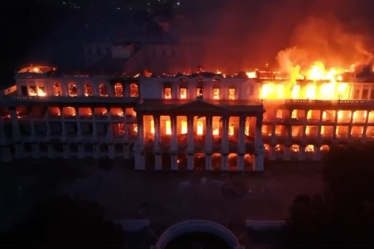 Nepalda “Singh Durbar” sarayı hələ də yanır