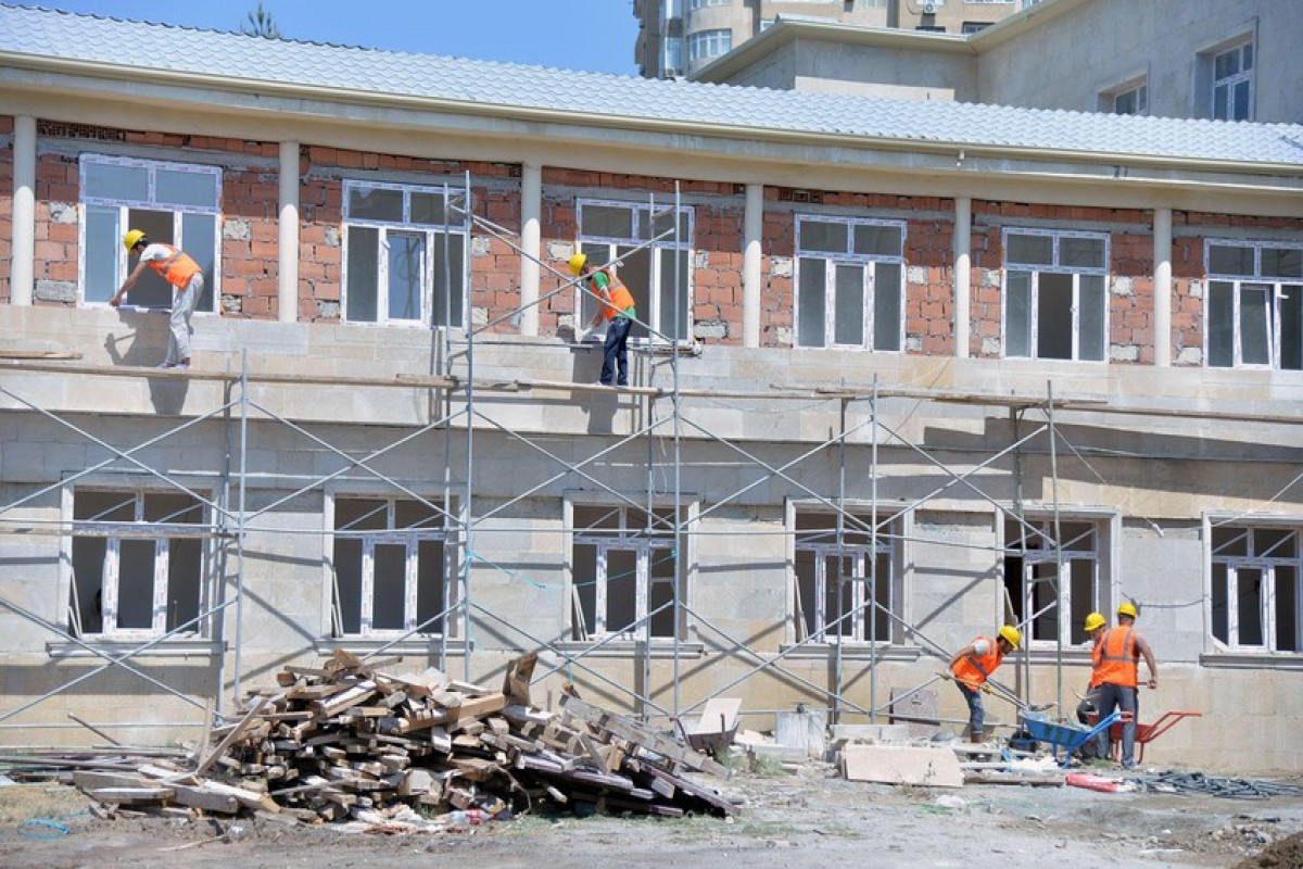 Emin Əmrullayev: Qəzalı məktəblərin sayı iki dəfədən çox azalıb