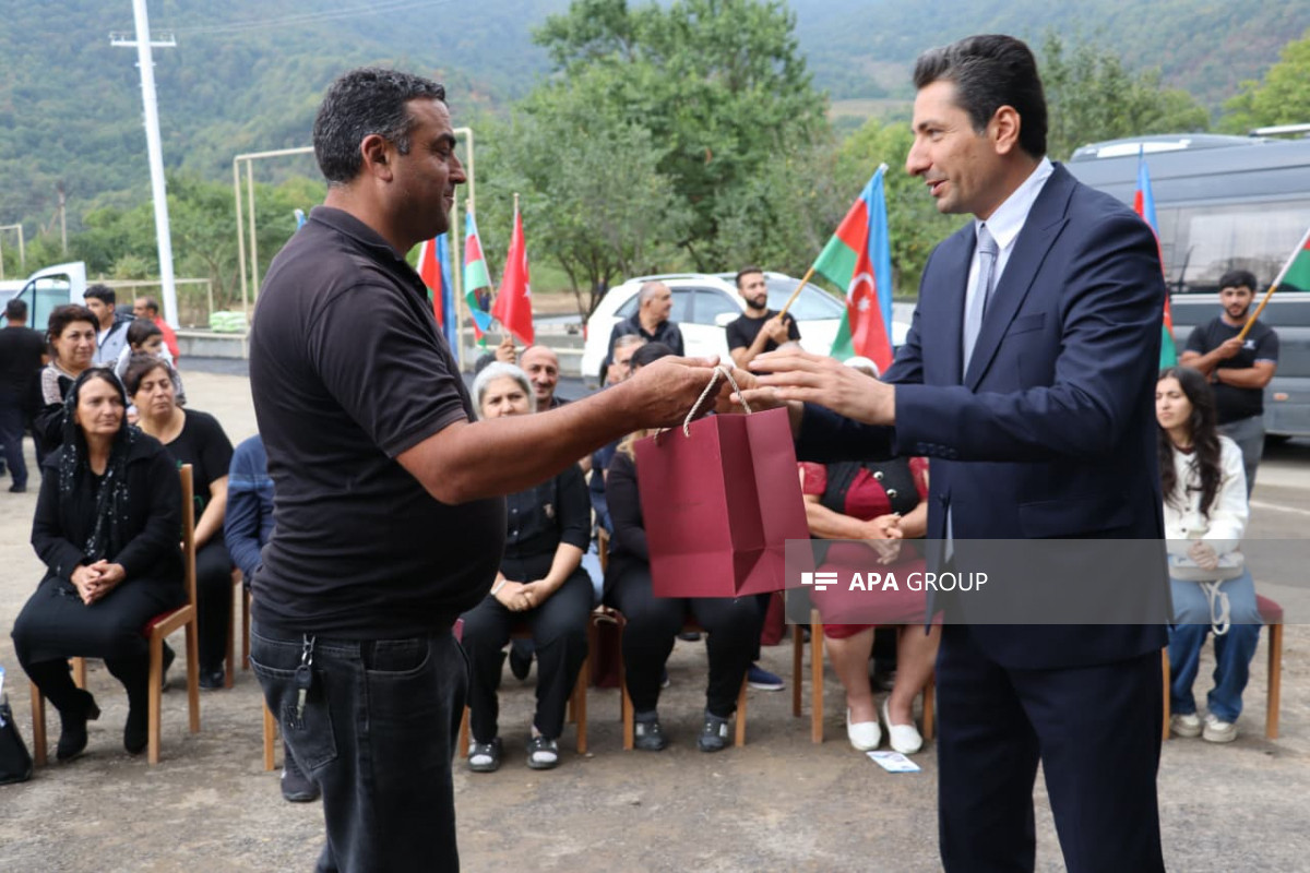 İlk köç karvanı Xocalının Badara kəndinə çatıb, açarlar təqdim edilib - FOTO