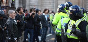 Londonda etirazçılarla polis arasında qarşıdurma yaşanıb