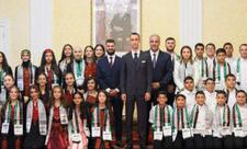 Əlahəzrət Şahzadə Qüdsdən uşaqları qəbul edib
