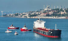 İstanbul boğazında sərnişin bərəsi yük gəmisi ilə toqquşub
