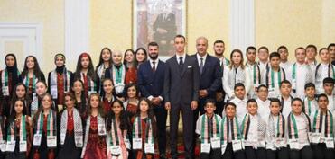 Əlahəzrət Şahzadə Qüdsdən uşaqları qəbul edib