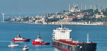 İstanbul boğazında sərnişin bərəsi yük gəmisi ilə toqquşub