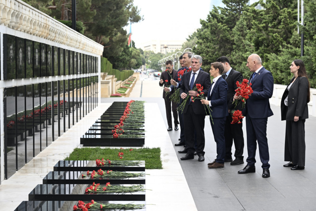 Serbiya Milli Assambleyasının sədri Fəxri və Şəhidlər xiyabanlarını ziyarət edib